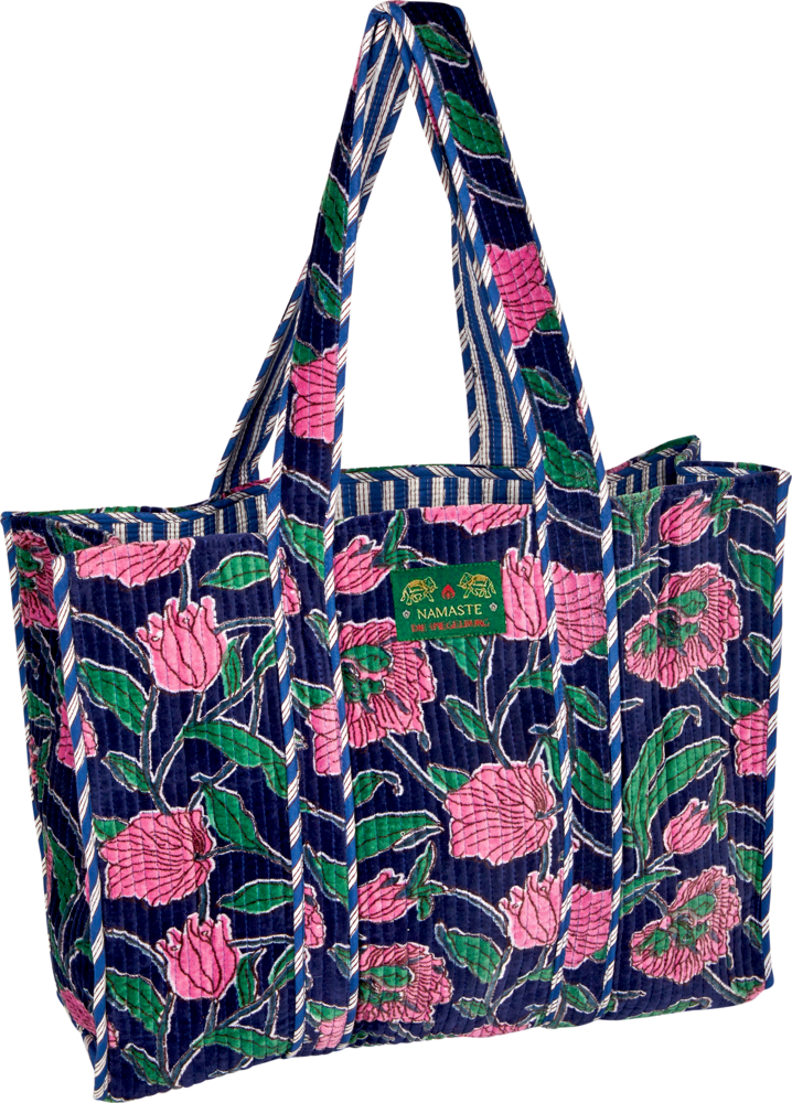 Rechteckige blaue Einkaufstasche mit rosa Blumen, grünen Blättern, gestreiften Griffen und einem kleinen grünen Etikett mit der aufschrift "Namaste".