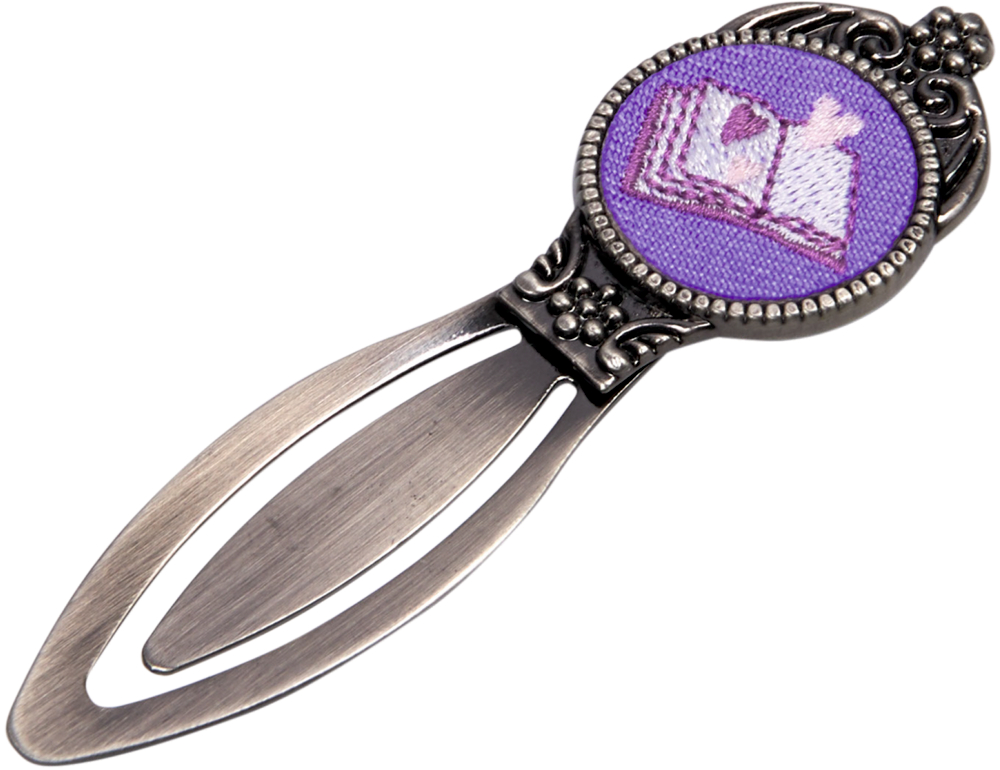 Metalllesezeichen mit rundem Stoffelement in Lila mit gesticktem Buchmotiv.