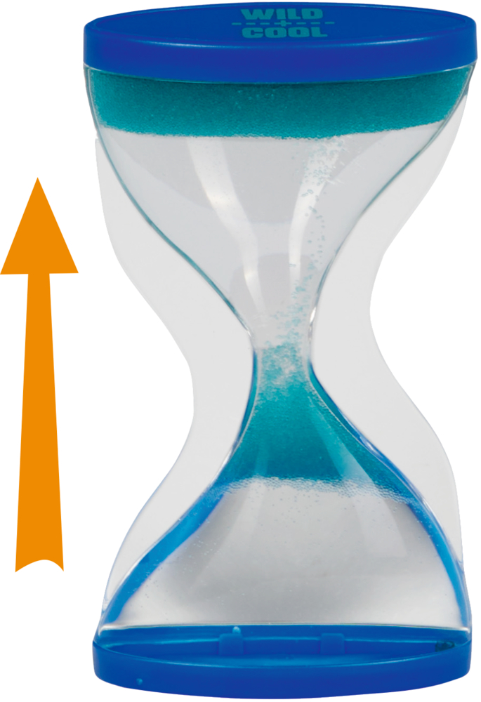 Sanduhr mit blauer Flüssigkeit. Daneben ein orangefarbener Pfeil nach oben.