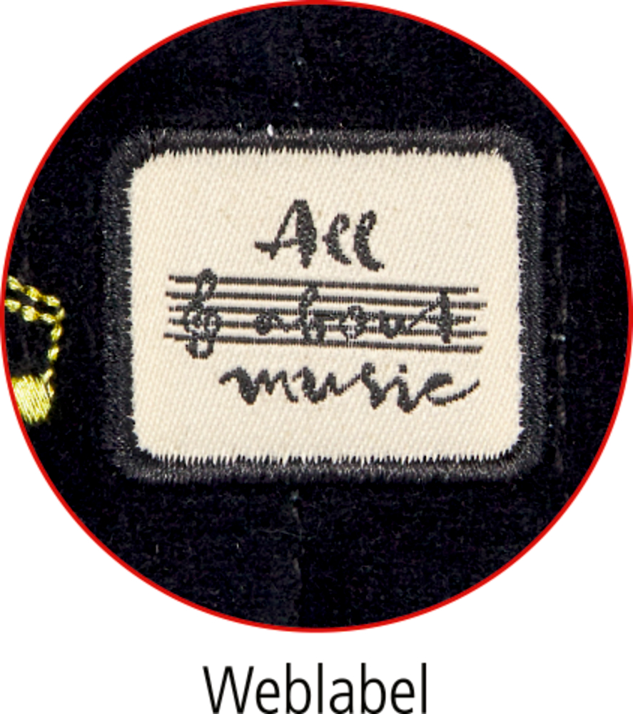 Ein Stoffetikett mit der Aufschrift All about music über ein Notensystem, umrahmt von schwarzer Naht.