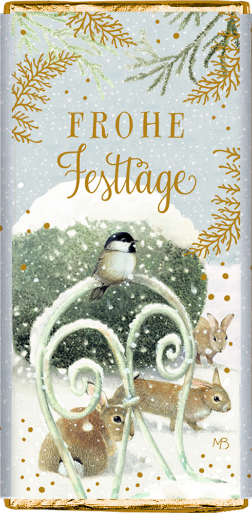 Winterliche Verpackung mit goldener Aufschrift „Frohe Festtage“, Schneefall, Vogel auf Metallstuhl und drei Kaninchen im Schnee.