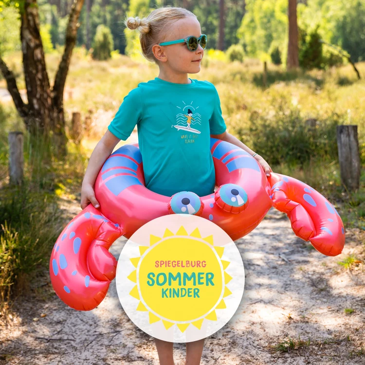Mädchen im Badeanzug, mit Sonnenbrille und orangenem Schwimmring in Krabbenform