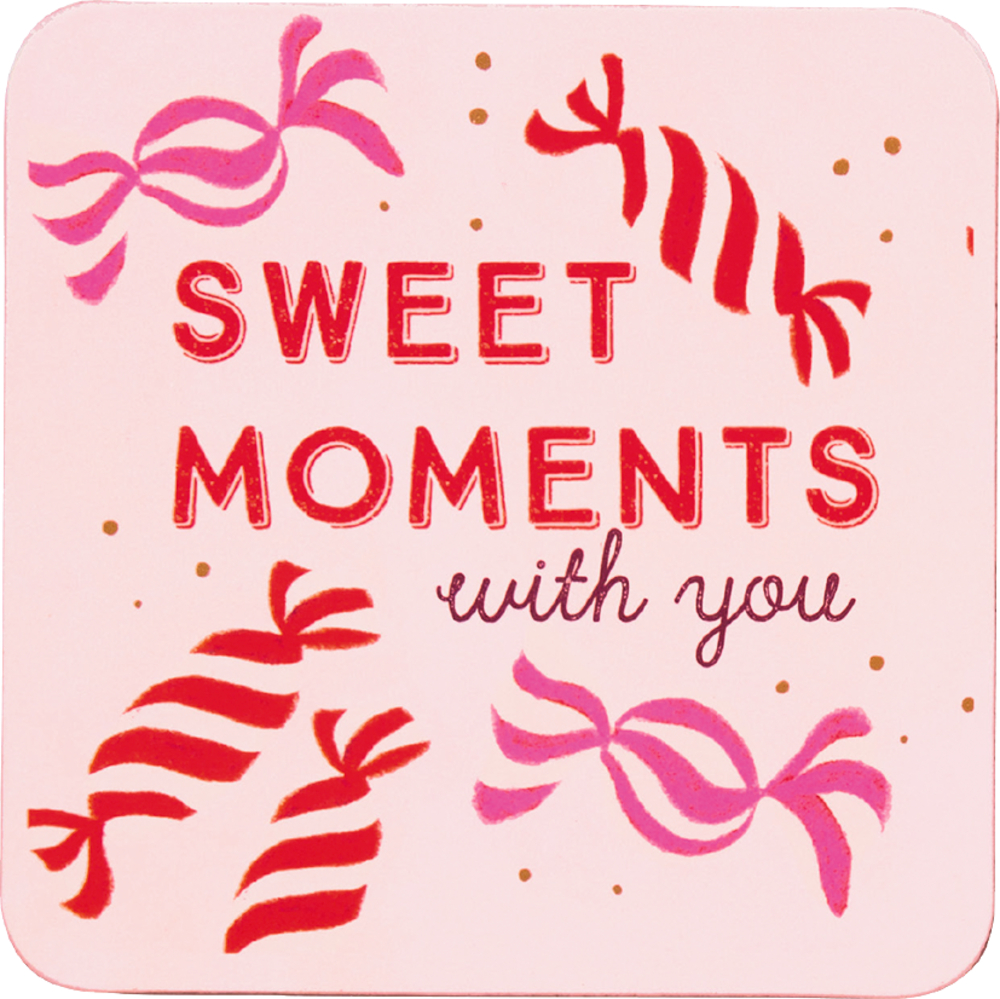 Hellrosa quadratischer Untersetzer mit roten und rosa Bonbonzeichnungen und dem Text „Sweet moments with you“.