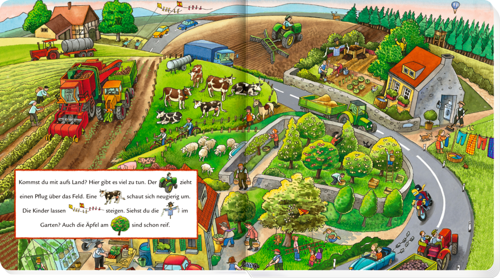 Auf einer Doppelseite ist ein lebendiger Bauernhof, mit Traktoren, Tieren, Bauern, Apfelbäumen und draußen spielenden Kindern, und Text abgebildet.