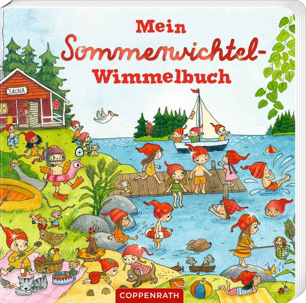 Mein Sommerwichtel-Wimmelbuch Wichtel spielen an einem Sommersee, im Hintergrund sind eine Sauna und Boote zu sehen, auf dem Cover von "Mein Sommerwichtel-Wimmelbuch".