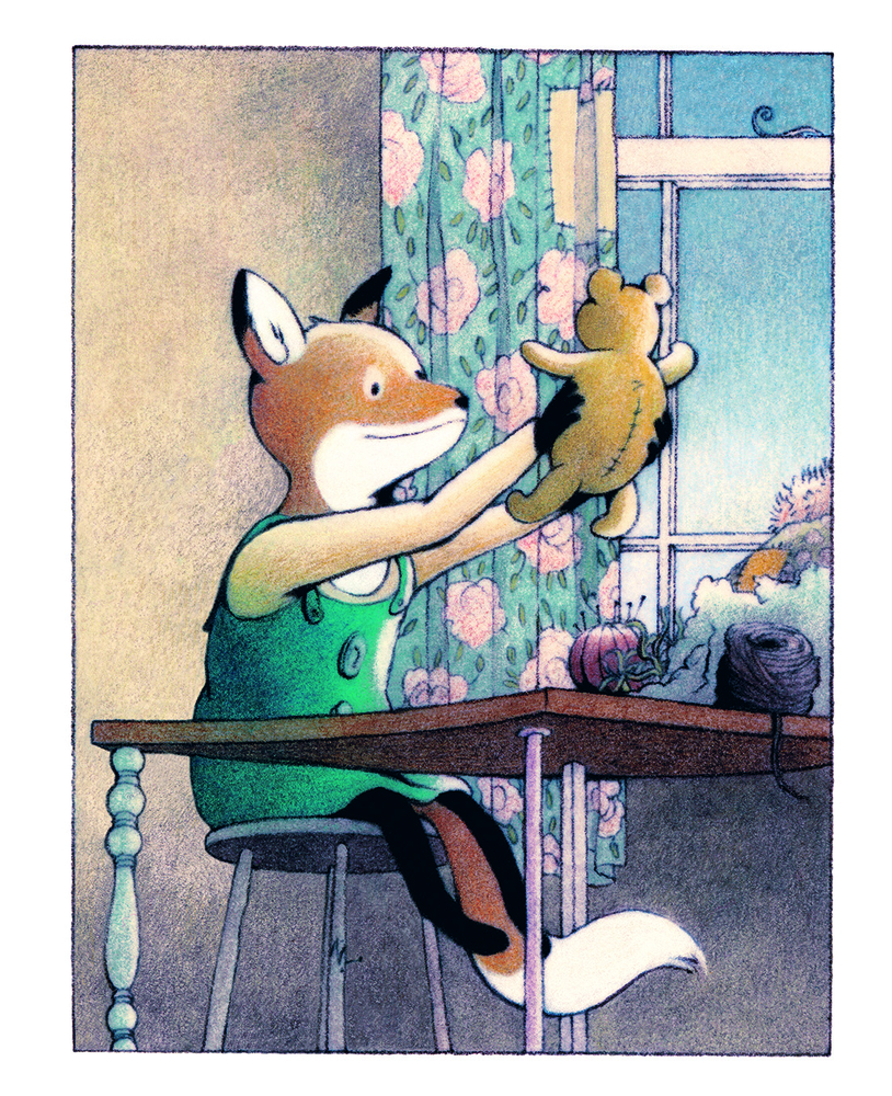 Ein Fuchs in einem grünen Kleid sitzt an einem Fenster und hält einen Teddybären an einem Tisch hoch.
