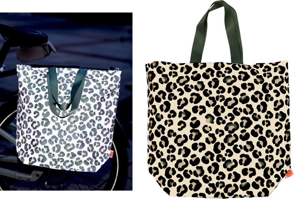 Zwei Fahrradtaschen mit grünen Griffen und einem schwarz-olivfarbenen Leopardenmuster.