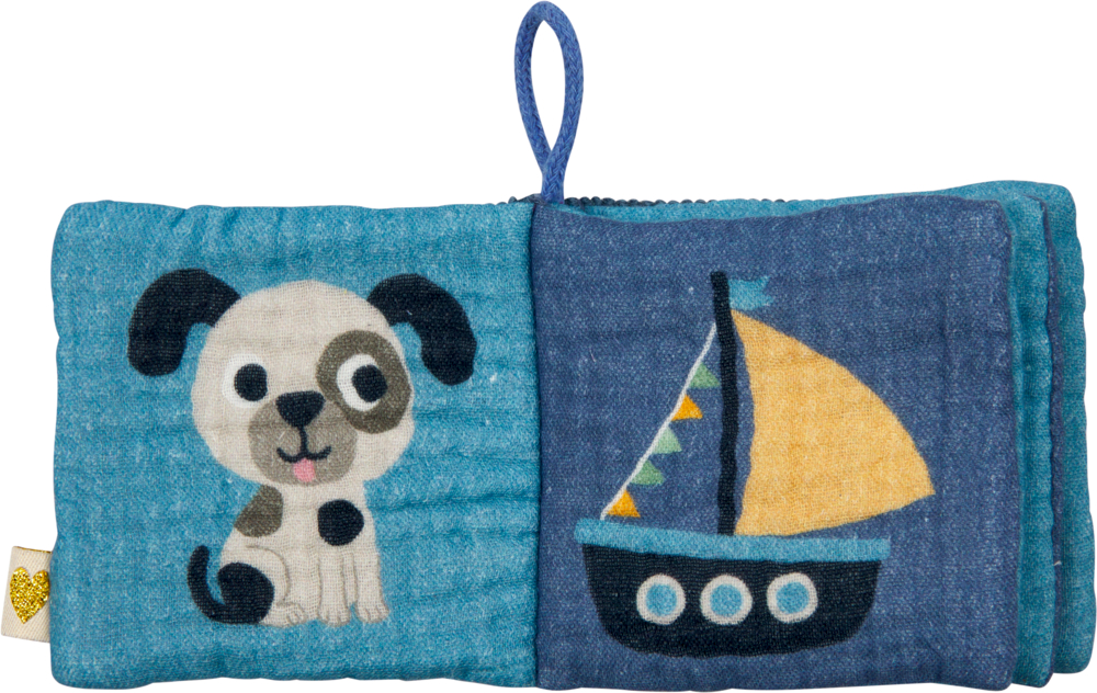 Eine blaue Stoffbuchseite mit einem gezeichneten Welpen links und einem Segelboot rechts.