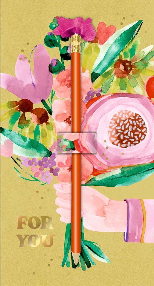 Orangefarbener Bleistift mit rosafarbener Stoffblume oben, gehalten von einer Hand vor gemaltem Blumenstrauß und Text „FOR YOU“.