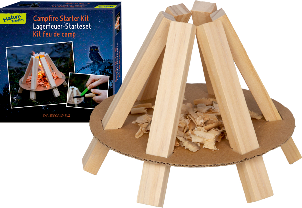 Lagerfeuer-Starterset: kleine Holzscheite und -späne auf runder Pappunterlage, im Hintergrund ist eine Schachtel zu sehen.