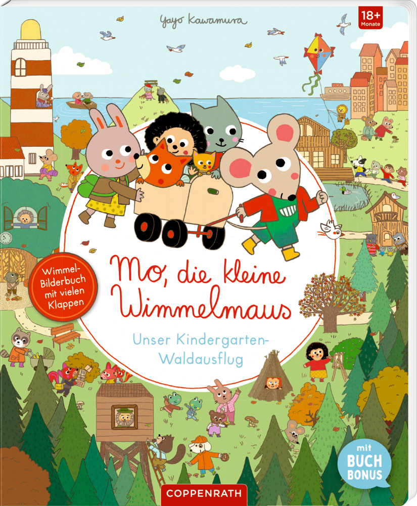 Mo, die kleine Wimmelmaus-Unser Kindergarten-Waldausflug (Buchbonus) Illustriertes Cover mit Tierfiguren in einem Wagen, mit bunten Gebäuden, Bäumen, Tieren im Hintergrund und dem Titel „Mo, die kleine Wimmelmaus“.