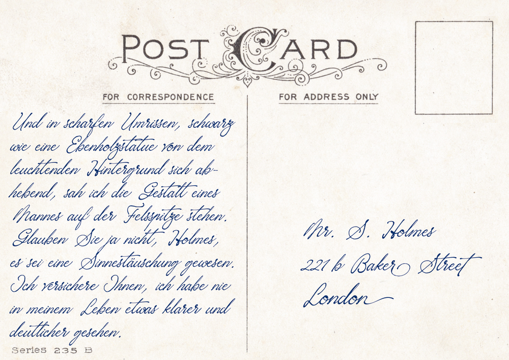 Eine alte Postkarte, als Beilage, links eine handgeschriebene deutsche Nachricht, rechts adressiert an Mr. S. Holmes, London.