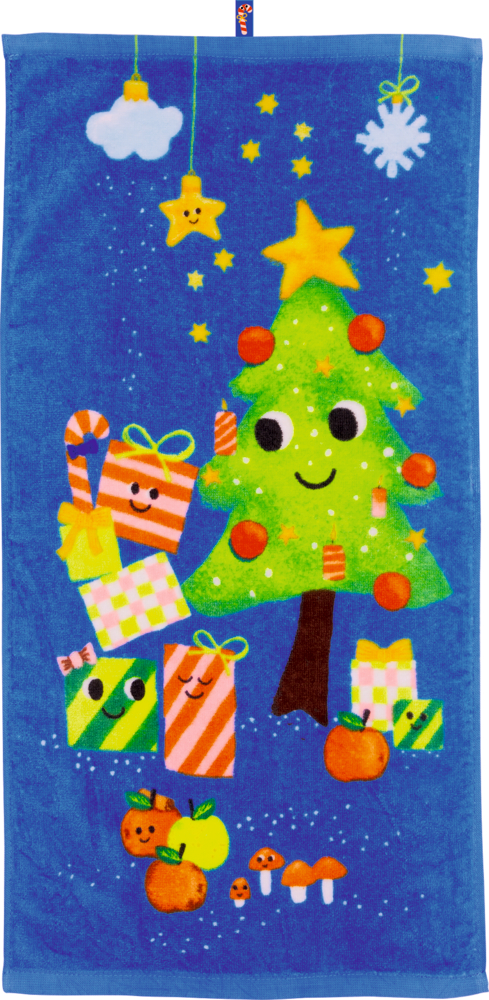 Blaues Handtuch mit Motiv eines geschmückten Weihnachtsbaums, Geschenken, Äpfeln und Pilzen, daneben die gepresste Form des Handtuchs.