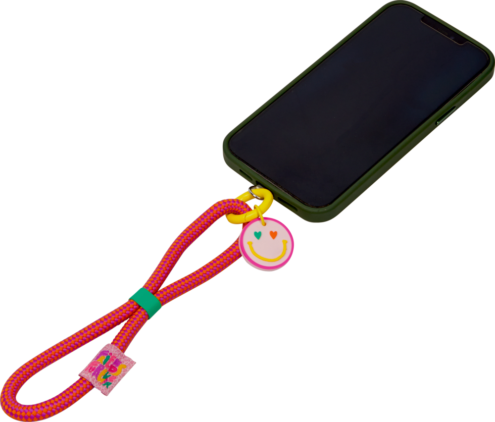 Smartphone in einer grünen Hülle mit einer rosa-orangen Handykordel, akzentuiert durch einen rosa Smiley-Anhänger.