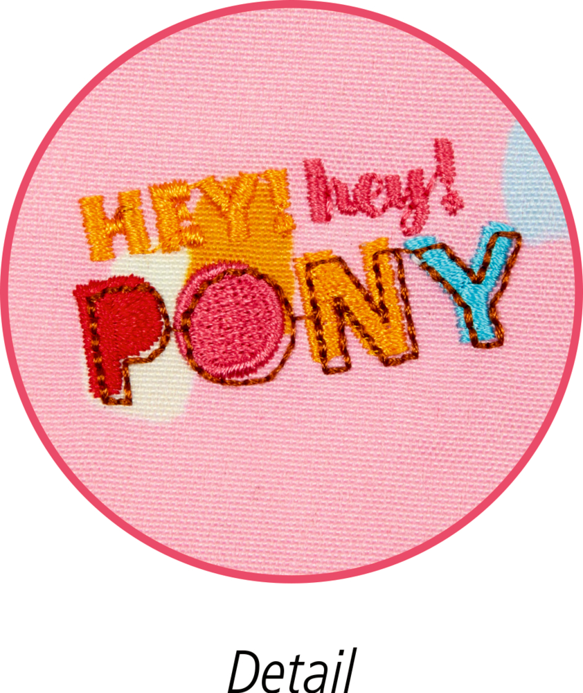 "Detailaufnahme des bunt gestickten Textes „HEY! Hey! PONY." auf rosa Stoff."