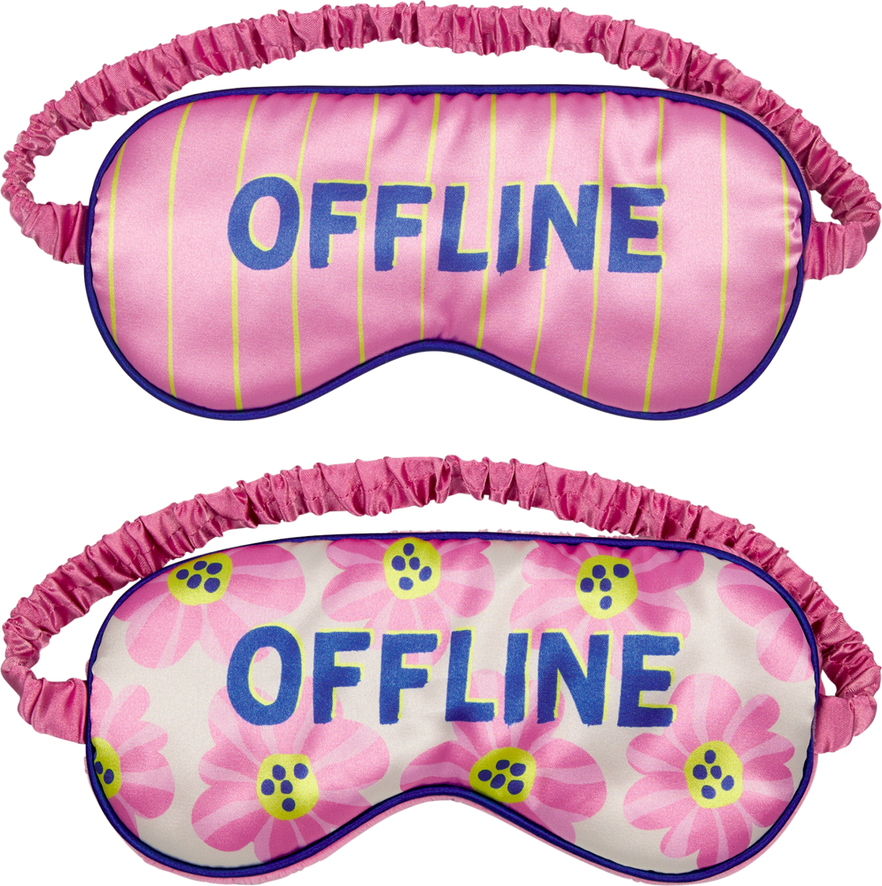 Zwei rosa Schlafmasken mit Aufschrift OFFLINE, eine gestreift, eine mit Blumenmuster.