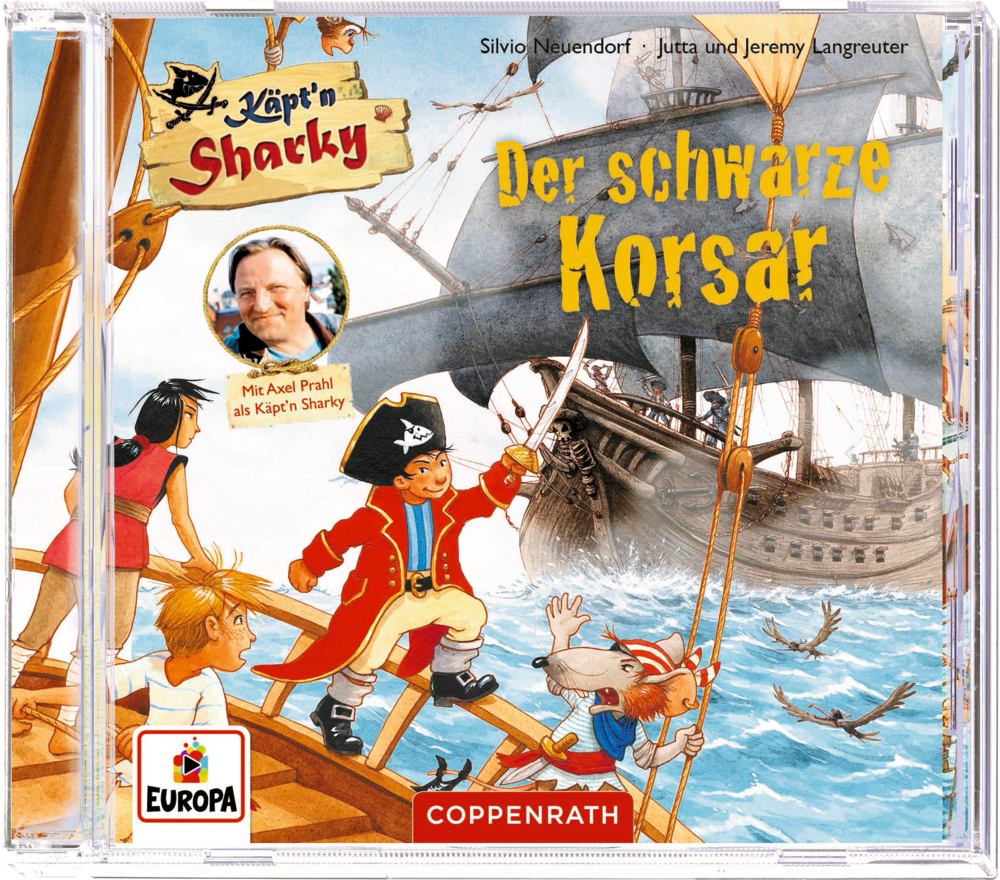 CD Hörspiel: Käpt'n Sharky – Der schwarze Korsar CD-Cover: Piratenkapitän und Mannschaft kämpfen gegen ein anderes Schiff; Titel: Käpt'n Sharky - Der schwarze Korsar.