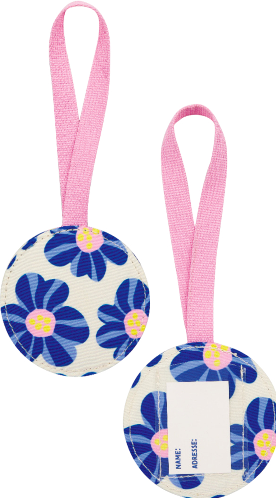 Zwei runde Anhänger mit blauen Blumen, pinken Bändern und einem kleinen weißen Namensschild.