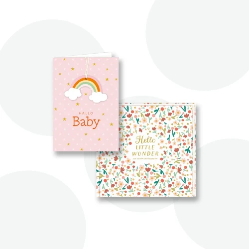 Rosa "Willkommen Baby" Karte mit Regenbogen und Babyalbum mit bunten Blümchen darauf auf weißem Hintergrund mit hellgrauen punkten