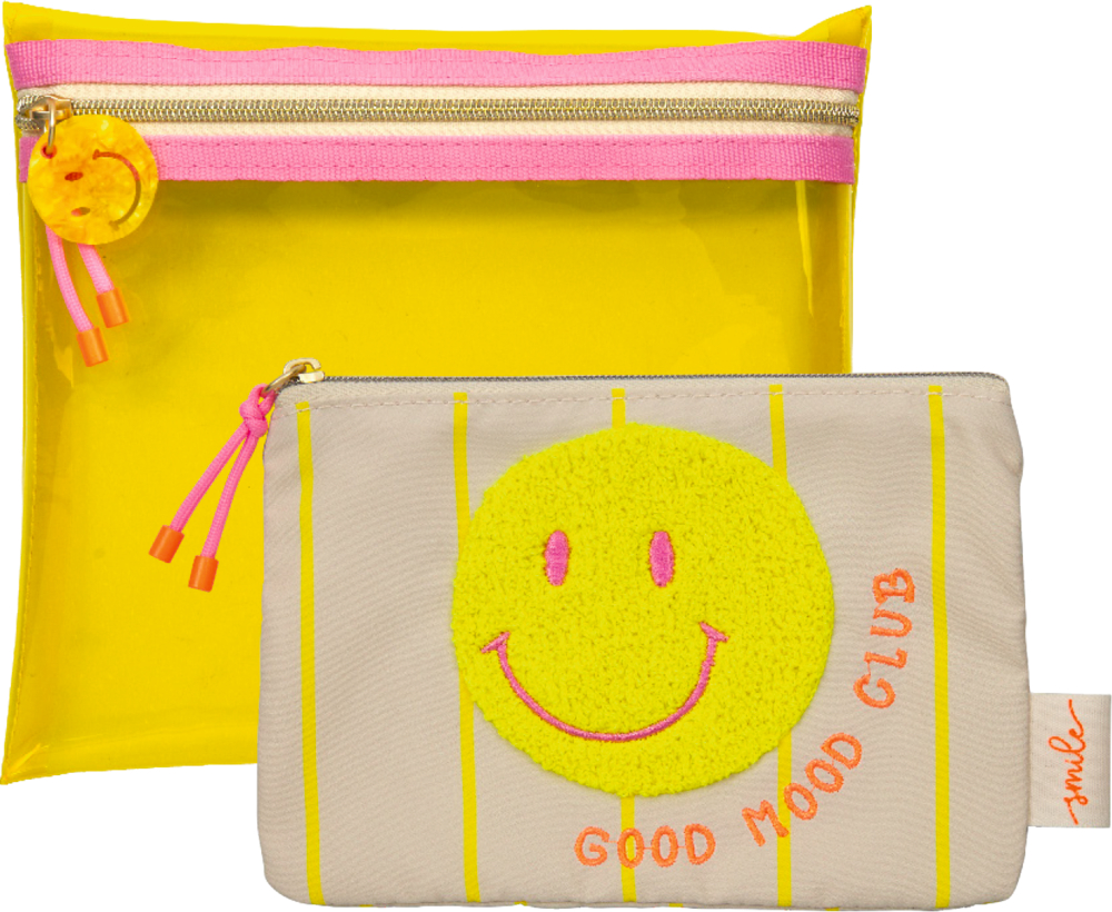 Zwei bunte Täschchen, eins gelb mit pinkem Reißverschluss, eins beige mit gelbem Smiley und Text GOOD MOOD CLUB.