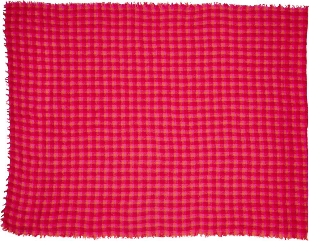 Pink-orange karierter rechteckiger Stoff mit ausgefransten Rändern.