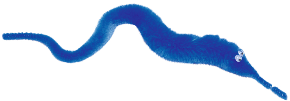 Blaues, flauschiges Wurmspielzeug mit Wackelaugen und einem langen, gebogenen Körper auf weißem Hintergrund.