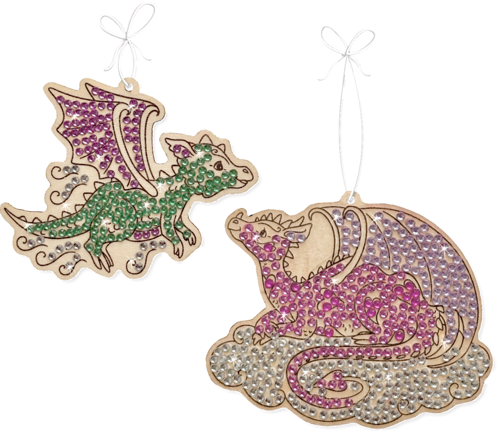 Zwei glitzernde Drachen-Holzanhänger in GrÃ¼n/Pink und Pink/WeiÃŸ hÃ¤ngen an weiÃŸen SchnÃ¼ren.