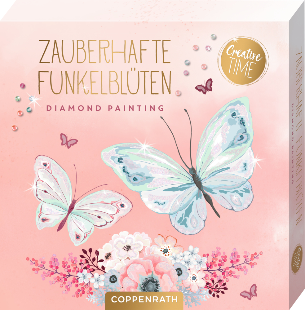 Zauberhafte Funkelblüten - Diamond Painting (Creative Time) Rosafarbene Schachtel mit zwei illustrierten Schmetterlingen, floralen Details und dem Text: Zauberhafte Funkelblüten für ein Diamant-Malset.
