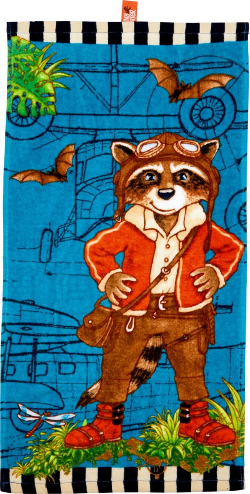 Zauberhandtuch - Lenny Hunter Rechteckige, blaue Fläche mit einem Cartoon-Waschbären im Fliegerkostüm sowie Fledermäusen und Pflanzen. Oben ein Etikett zum Aufhängen.
