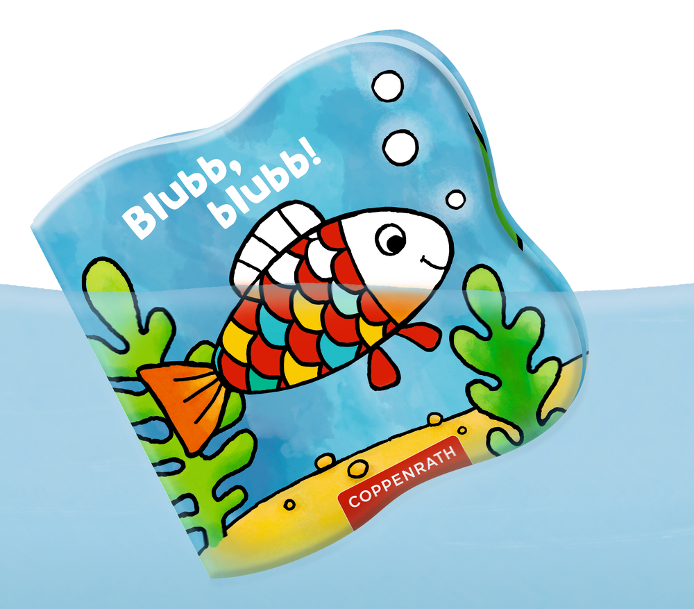 Ein Buch mit einem Fisch wird ins WAsser gehalten. Dabei färben sich die Schuppen bunt.