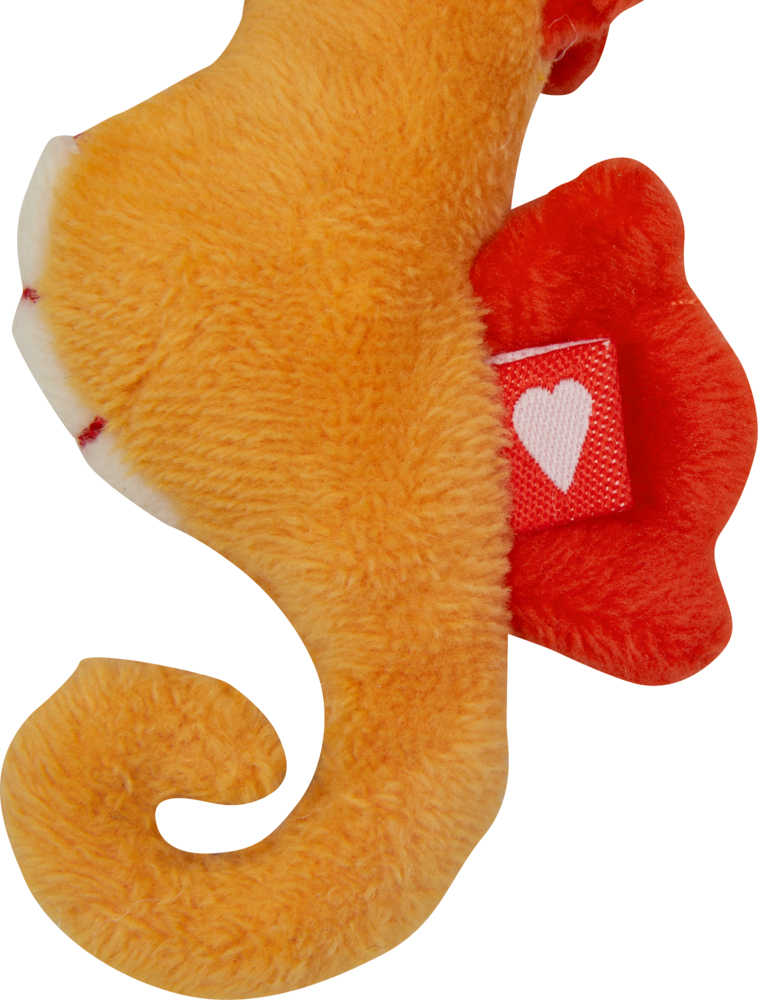 Orangefarbenes Plüsch-Seepferdchenspielzeug mit roter Flosse und einem roten Etikett mit einem weißen Herzen.