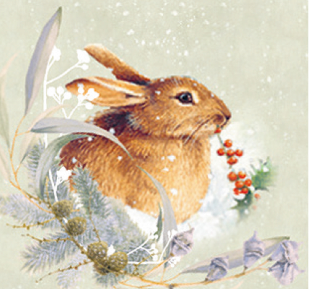 Braunes Kaninchen mit roten Beeren im Maul inmitten von verschneiten Pflanzen und Schnee.