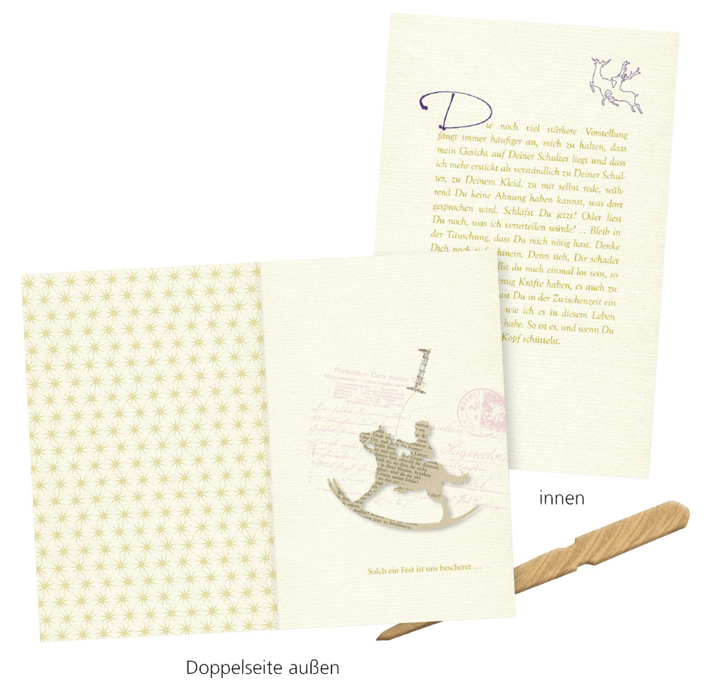 Geöffnete Buchseiten mit Text, Schaukelpferd-Illustration und gemusterter Seite links.