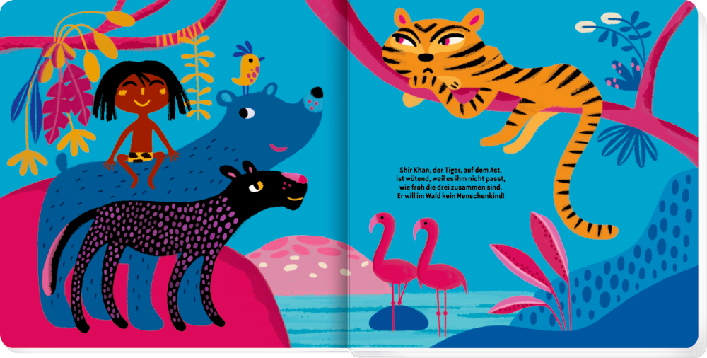 Kind, blauer Bär, schwarzer Panther, orangefarbener Tiger, Vogel und Flamingos in einer lebendigen Dschungelszene, auf einer Doppelseite mit Text.
