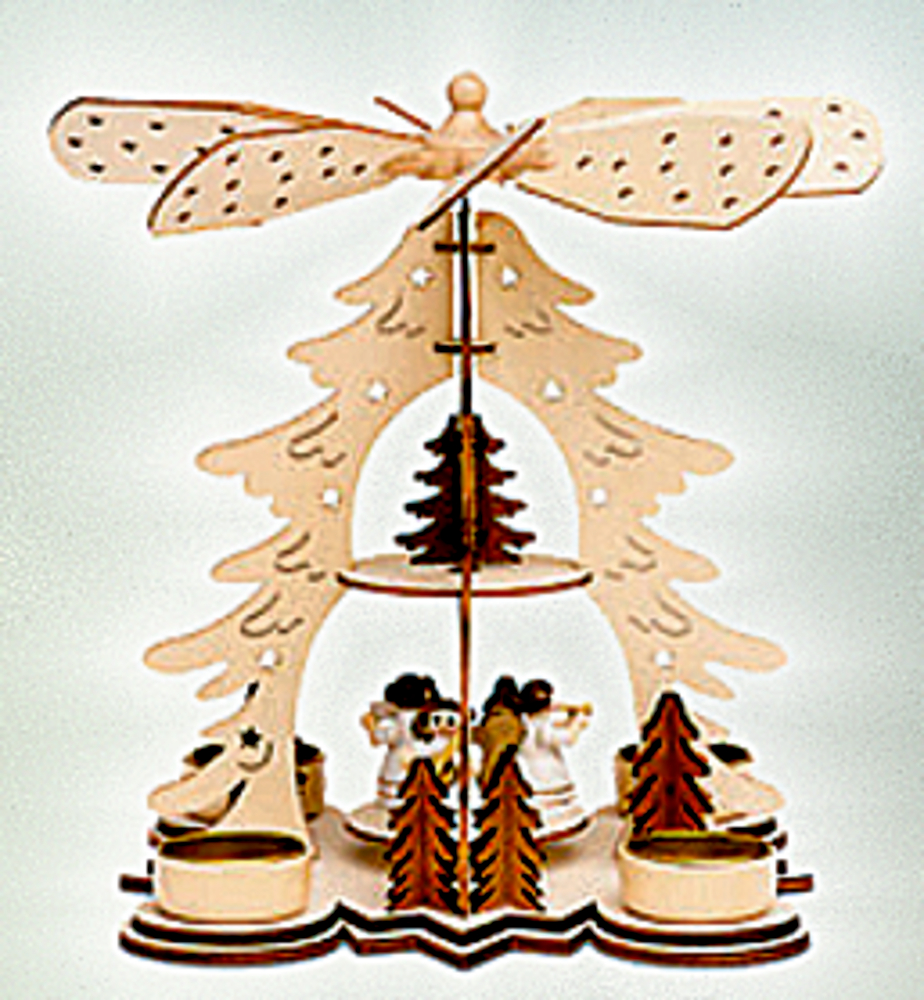 Weihnachtspyramide aus Holz mit Engelsfiguren in der Mitte, Kerzenhaltern und einem sich drehenden Windrad an der Spitze.