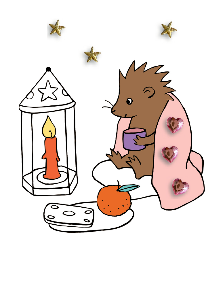 Gezeichneter Igel mit rosa Decke und Becher neben Kerze, Laterne, Orange, Käse und drei goldenen Sternen.