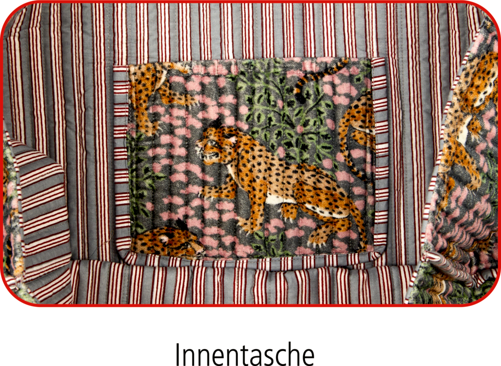 Nahaufnahme einer gestreiften Innentasche aus Stoff mit Leopardenmuster.