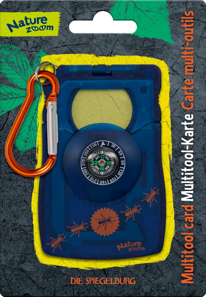 Blaues Multitool mit Kompass und orangefarbenem Karabiner auf dunkler Pappkarte mit Nature Zoom-Logo und Ameisen.