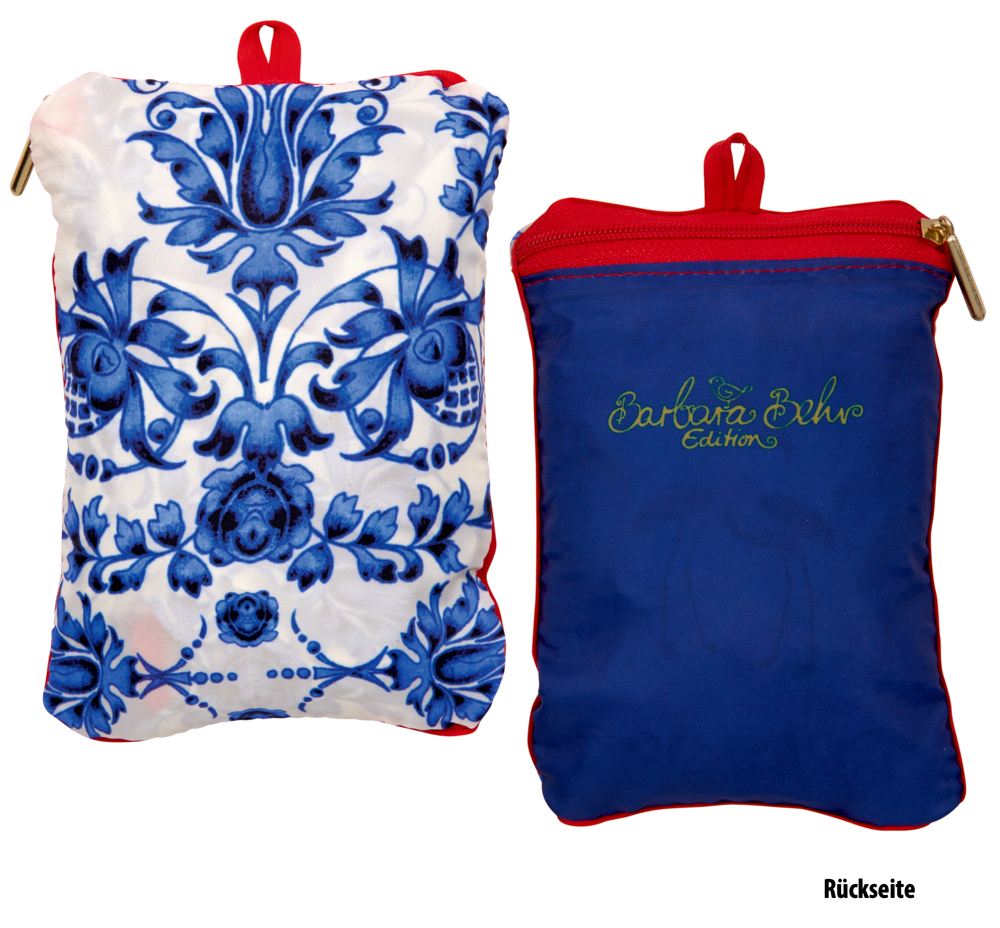 Ein Reißverschlusstäschchen von vorne und hinten abgebildet: eins mit blauem Blumenmuster, eins uni-blau mit grüner Schrift und rotem Reißverschluss.