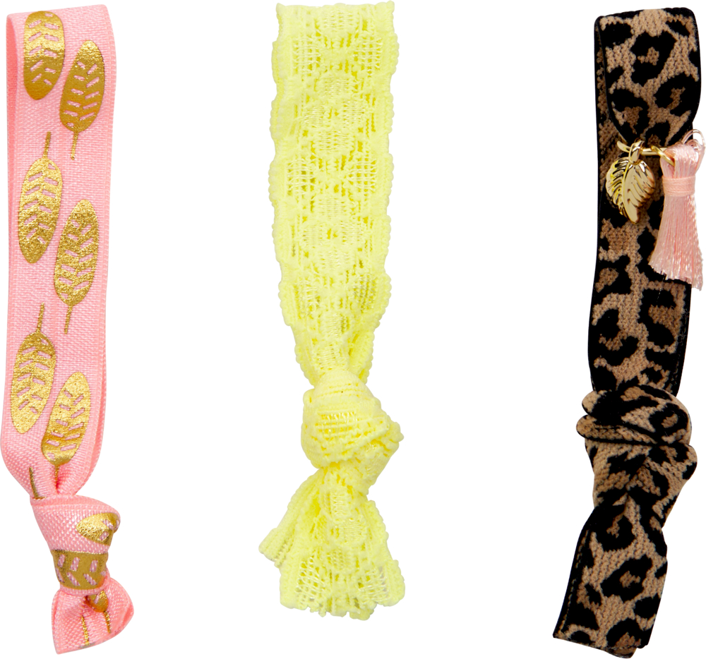 Drei geknotete Haargummis: rosa mit goldenen Federn, gelbe Spitze, braun mit Leopardenmuster und pinkem Anhänger.