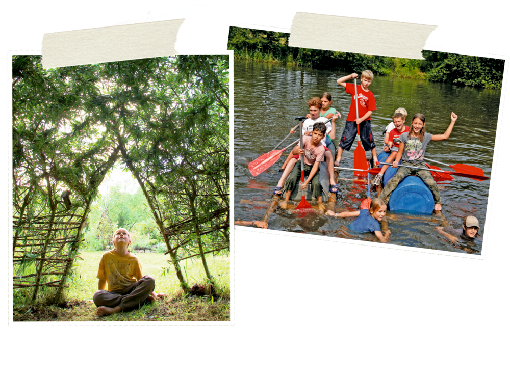 Auf dem linke Foto ist ein Kind unter einem Blätterbogen und auf dem rechten sind lächelnde und posierende Kinder auf einem selbstgebauten Floß in einem Teich.