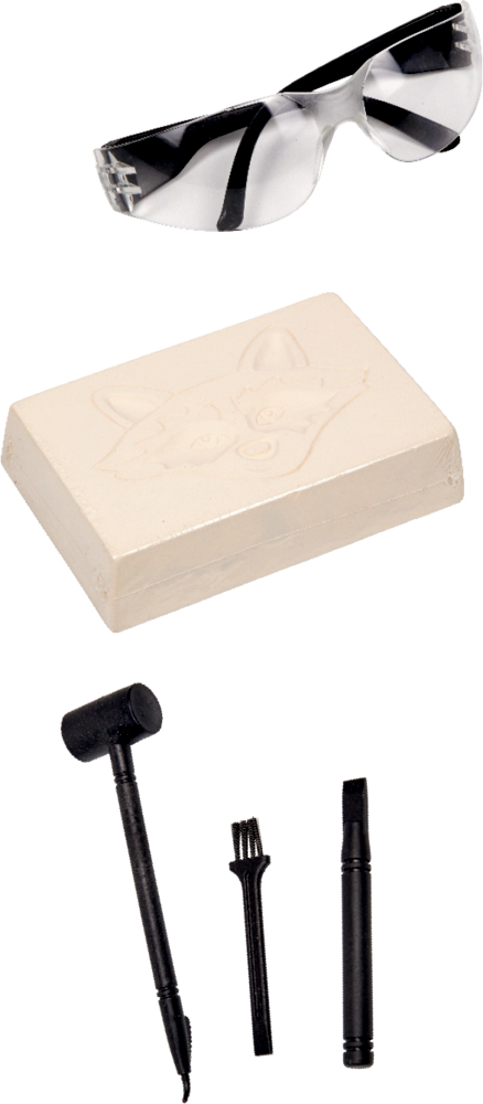 Schutzbrille, weißer Aushubziegel, schwarzer Hammer, Pinsel und Meißel.