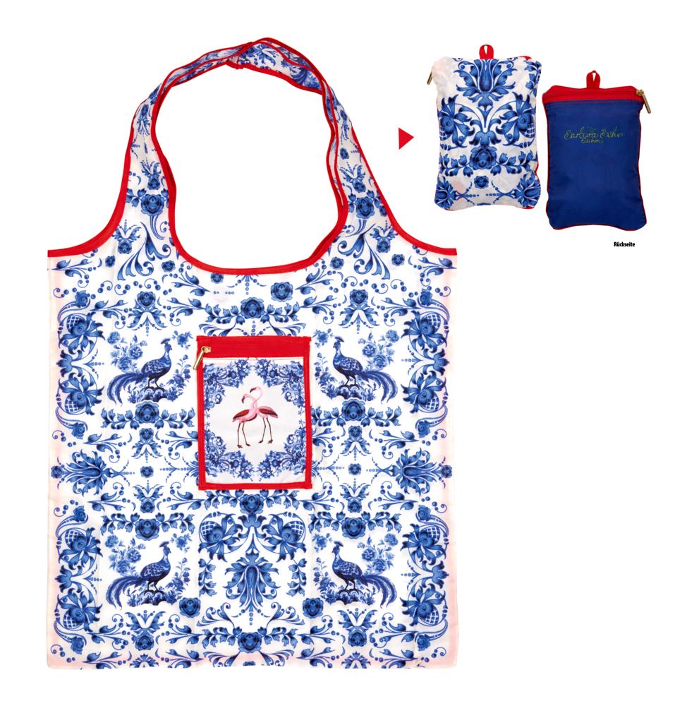 Blau-weiß gemusterte Tragetasche mit rotem Rand, Vordertasche und passendem faltbaren Beutel.