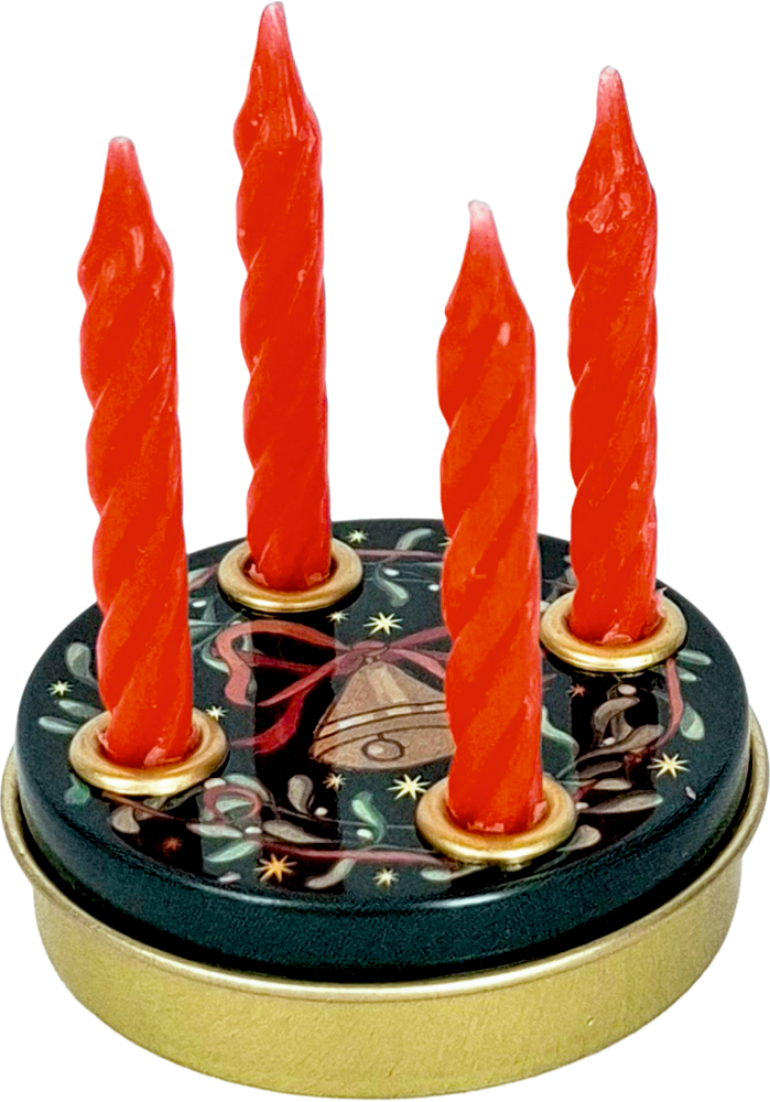 Runde Halterung aus Metall mit vier roten Spiral-Kerzen und weihnachtlichem Motiv mit Glocke und Zweigen auf grünem Grund.