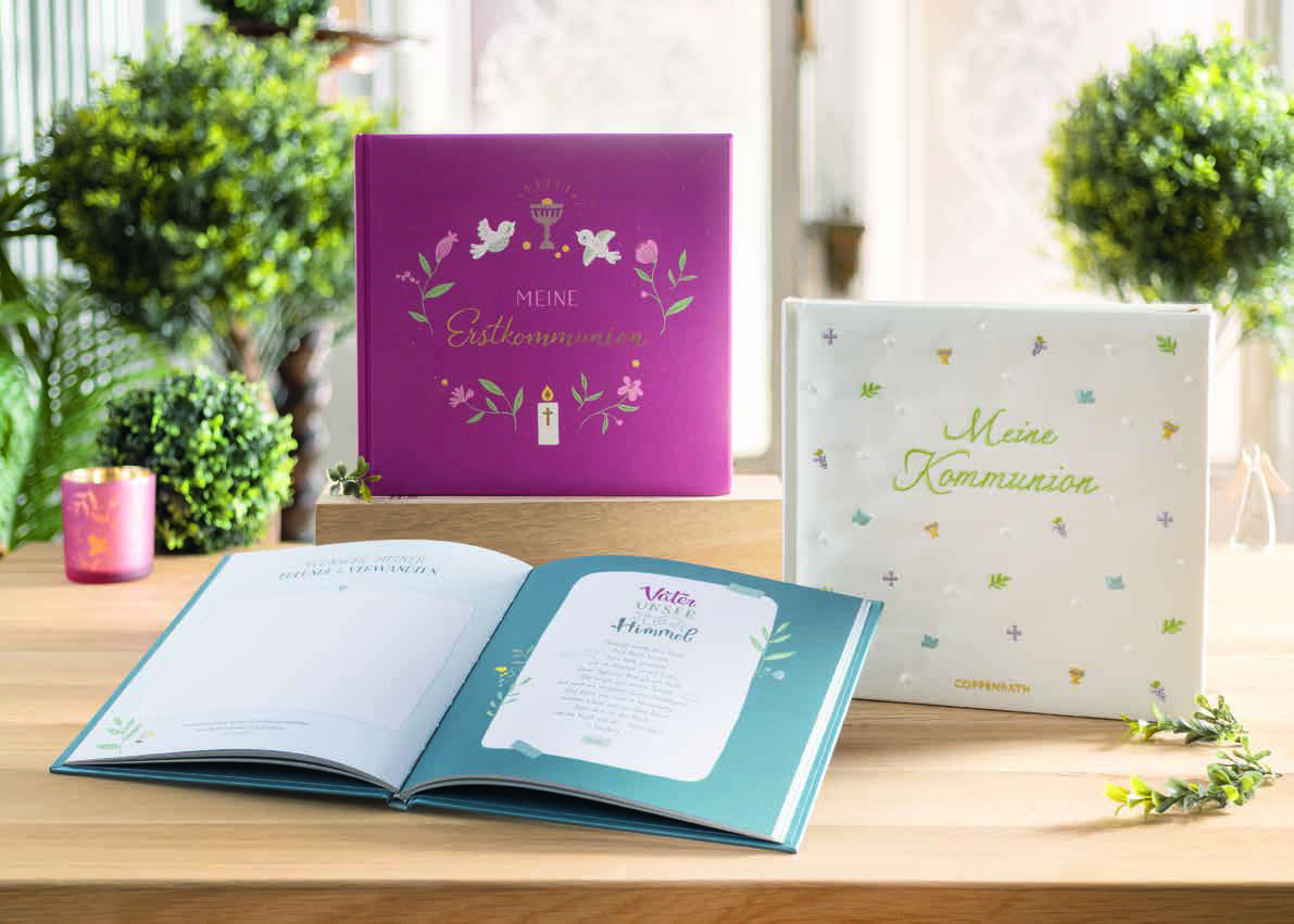 Konstellation dreier Coppenrath Baby Eintrag Bücher, eines davon aufgeschlagen auf dem Tisch