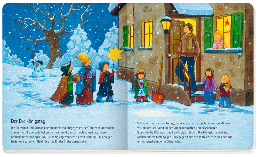 Kinder in Kostümen singen draußen im Schnee, während eine Familie vom Haus aus zuschaut.