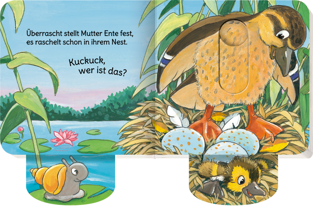 Ein Entenküken schlüpft in einem Nest neben einem Teich, beobachtet von seiner Mutter und einer Schnecke in der Nähe.
