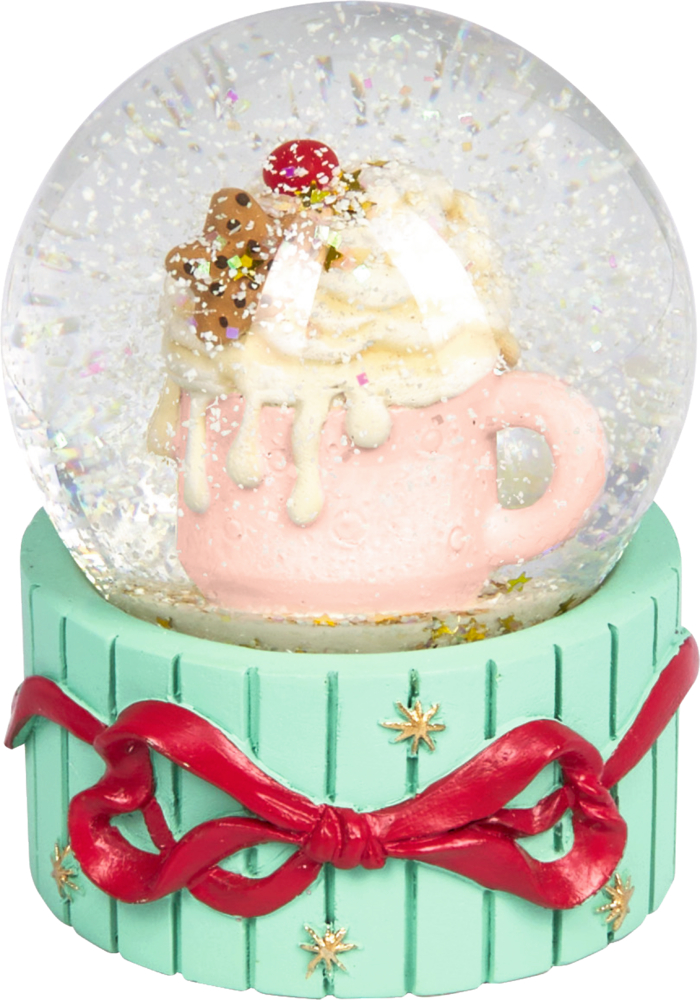 Schneekugel mit rosa Tasse, darin Sahne, Keks und Kirsche, auf grünem Sockel mit roter Schleife.