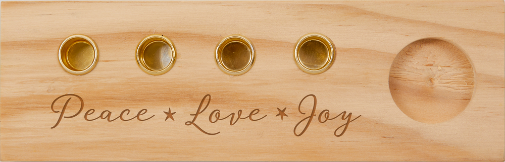 Holzhalter mit vier Kerzenbechern aus Messing, graviert mit den Worten „Peace Love Joy“.