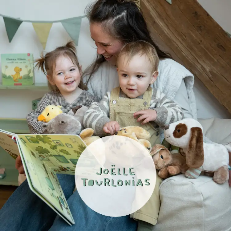 Zwei Kinder sitzen auf dem Schoß einer Frau und Lesen mit ihren Kuscheltieren aus einem Kinder buch davor das Logo Joelle Tourlonias